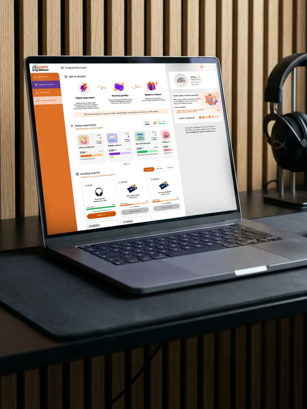 Panel Programu Korzyści na ekranie laptopa